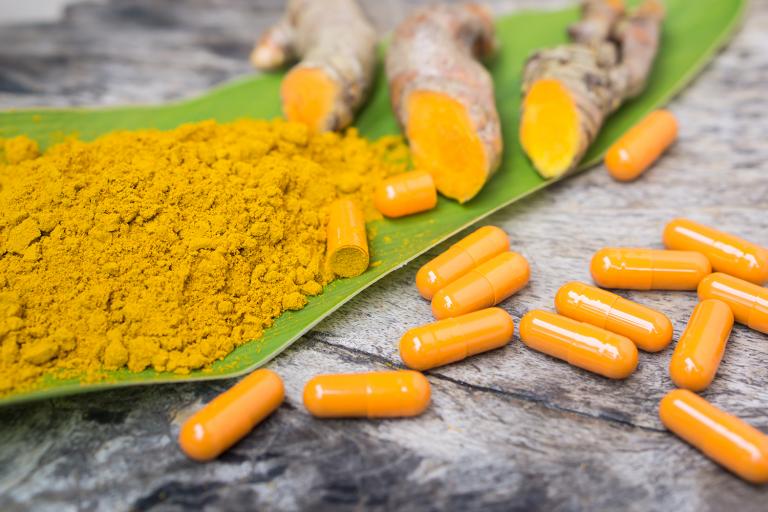 turmuric root, curcumin powder, and gel capsules